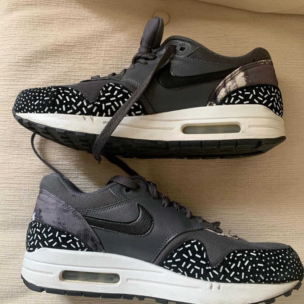 Nike Air Max 1 in Dark Gray